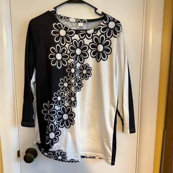 Elegant Black and White Floral Women's Blouse - Picture 1 of 3